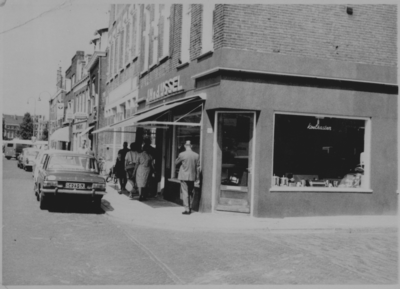 863643 Gezicht op het winkelhoekpand Waterstraat 81 (Firma J.H. van den IJssel, o.a. witgoed, kachels en ...